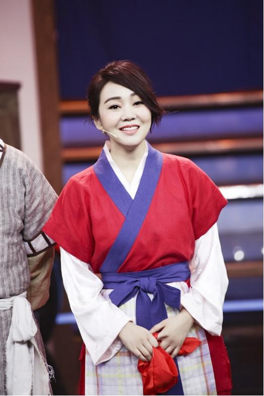 47岁的"佟掌柜"容颜未老,打扮潮流如花季少女,气场强大逆生长