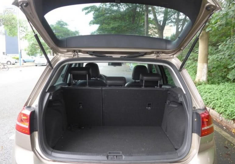 男子花11万买辆二手高尔夫,当打开后备箱时,整个人看呆了!-新浪汽车