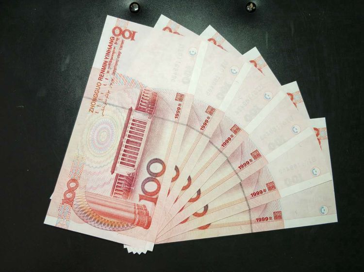 2005年100元纸币值多少钱?第五套人民币100元开门号单张价值5800元,银行也可能取到!