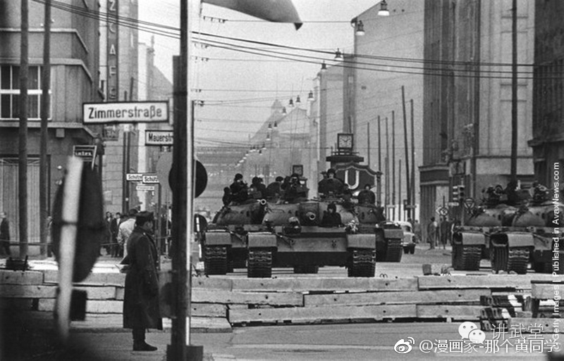 柏林危机的起始:美苏坦克隔街对峙,做好战斗准备