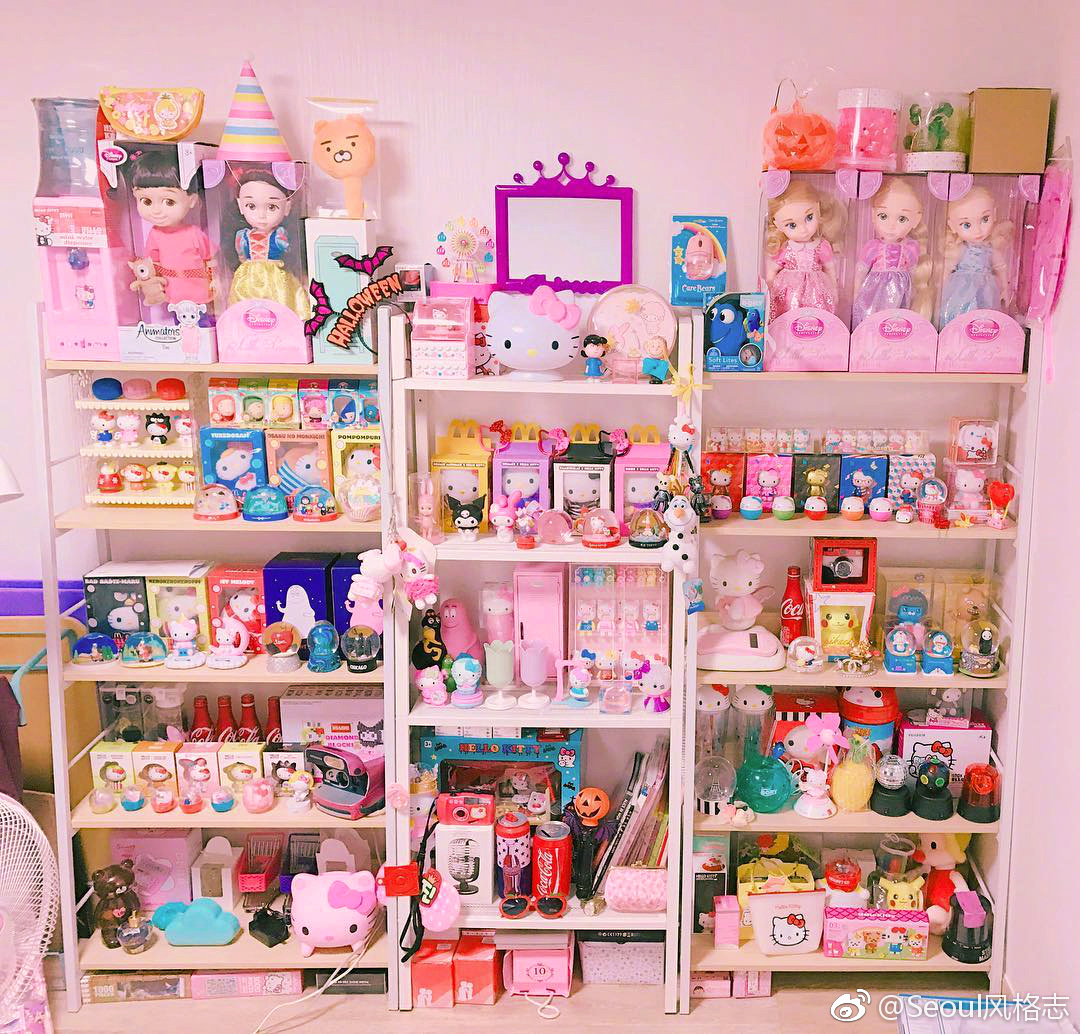 一位沉迷于收藏hello kitty手办的妹子的房间