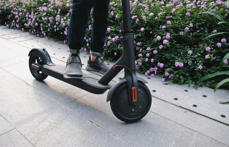 而以科技迅猛发展为常态的当下,智能电动滑板车的出现轻而易举就圆了