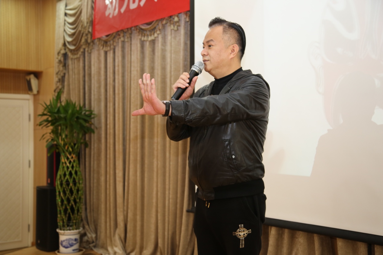 孙路阳老师先为小朋友们示范京剧动作