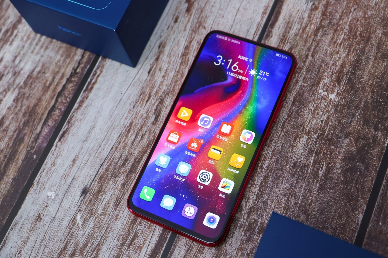 荣耀magic2的正面给人的感觉就像只剩下一块屏幕,前置摄像头和相关