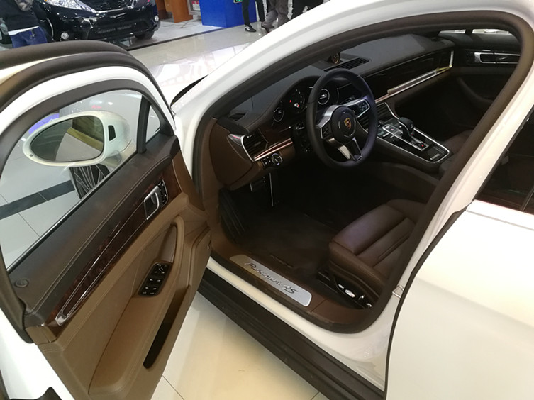 金属漆,随速助力,后窗电动,21寸911turbo轮毂,胡桃木内饰,头枕保时捷