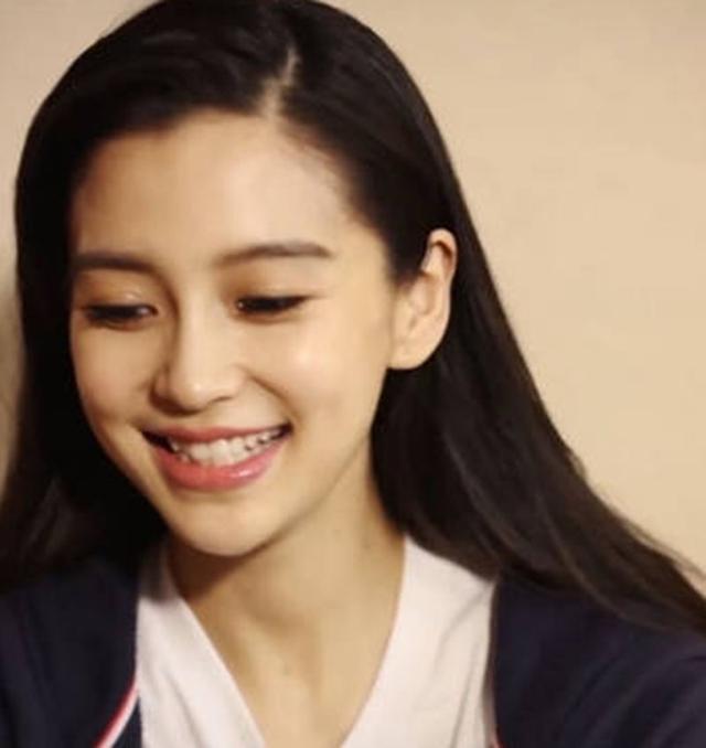 笑起来美的10位女星,杨幂月牙笑,刘诗诗最开心,只有她笑不露齿