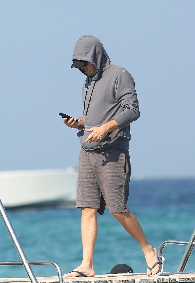 29日,莱昂纳多(leonardo dicaprio)和女友在法国圣特罗佩海边度假被拍