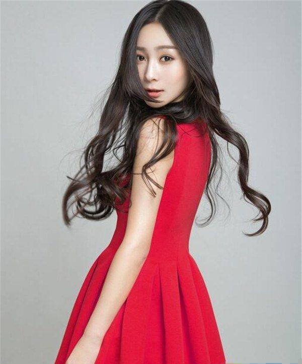 17岁出道, 在《古剑奇谭》里分饰两角被关注, 如今因一部剧大热