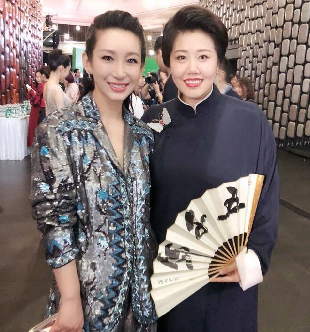 cctv《国家宝藏》获白玉兰奖,导演于蕾穿中式长衫配白蝴蝶亮了|秦海璐