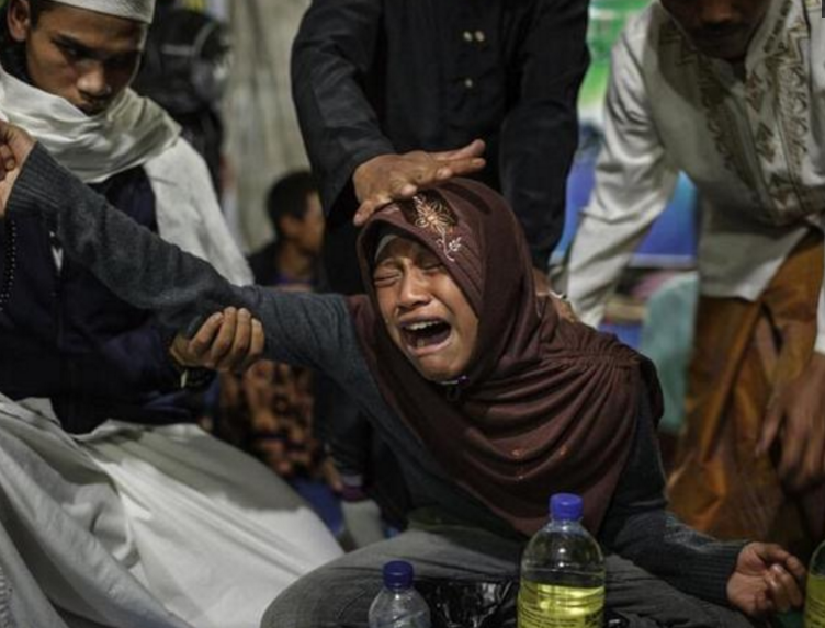 在印度一群被关进牢笼中的人,男女仅隔一墙,没有隐私可言!