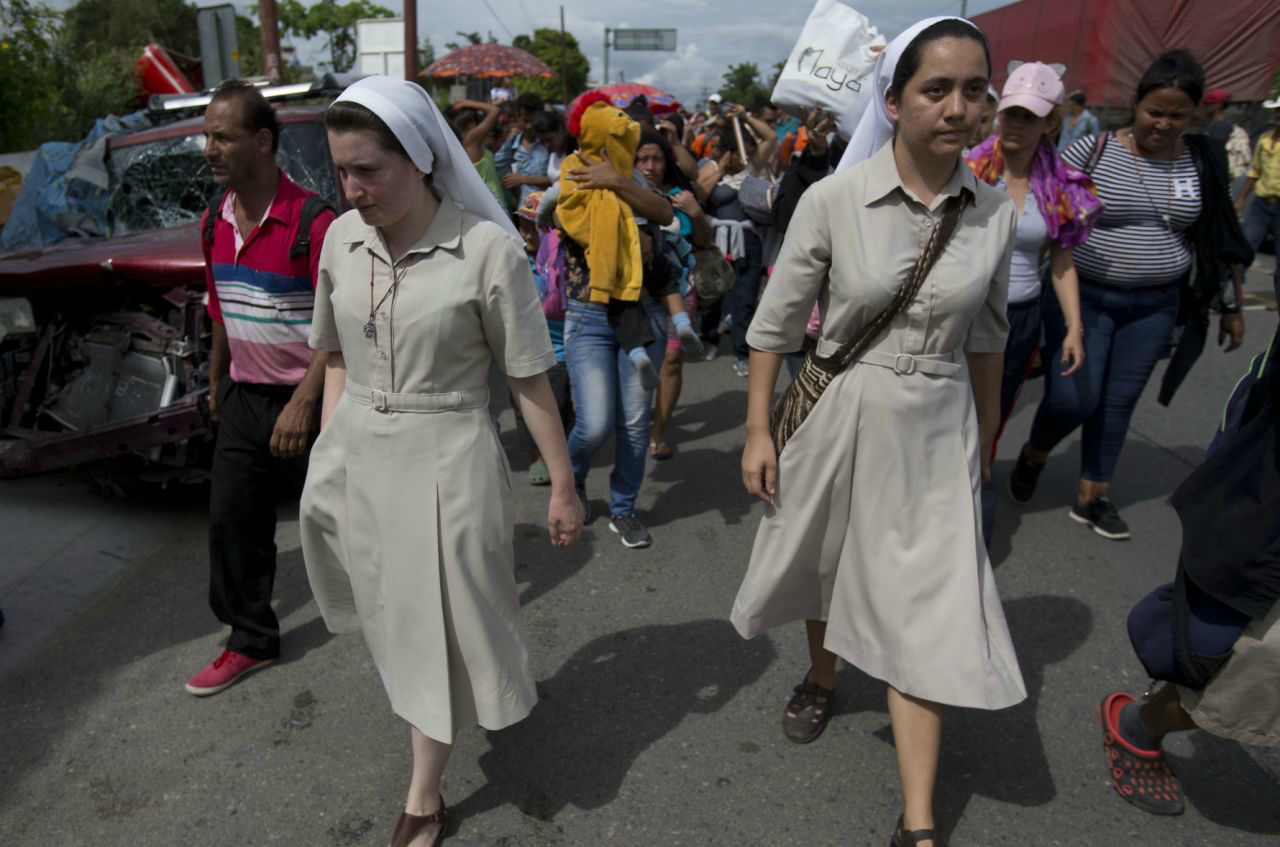 上千洪都拉斯人集结美国边境准备移民美国政府见状着急