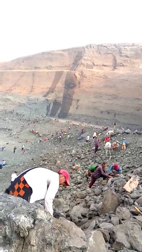 为了减少贸易逆差,缅甸人拼命挖石头,挣了钱又