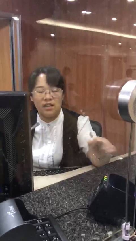 网友爆料: 吉大一院四楼挂号处,家人去窗口取号