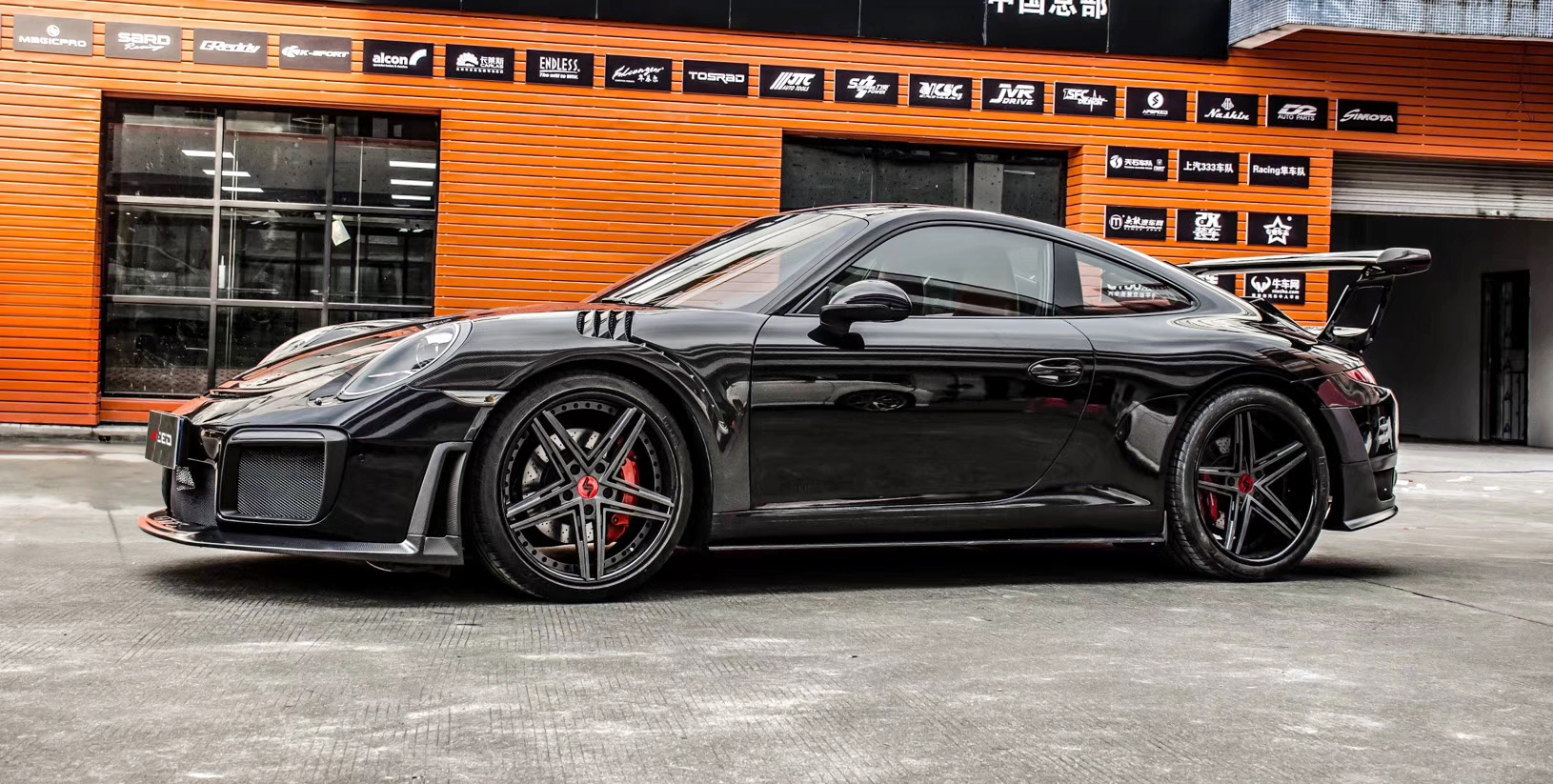 经典跑车保时捷911,玩起改装来也毫不含糊!