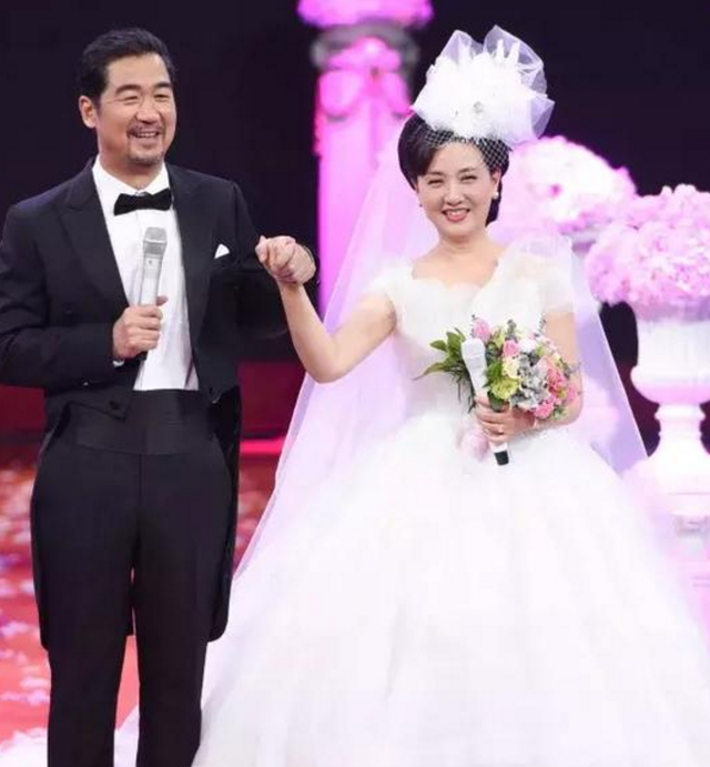张国立为爱妻补办婚礼,邓婕感动落泪,网友"不如给她一个孩子"