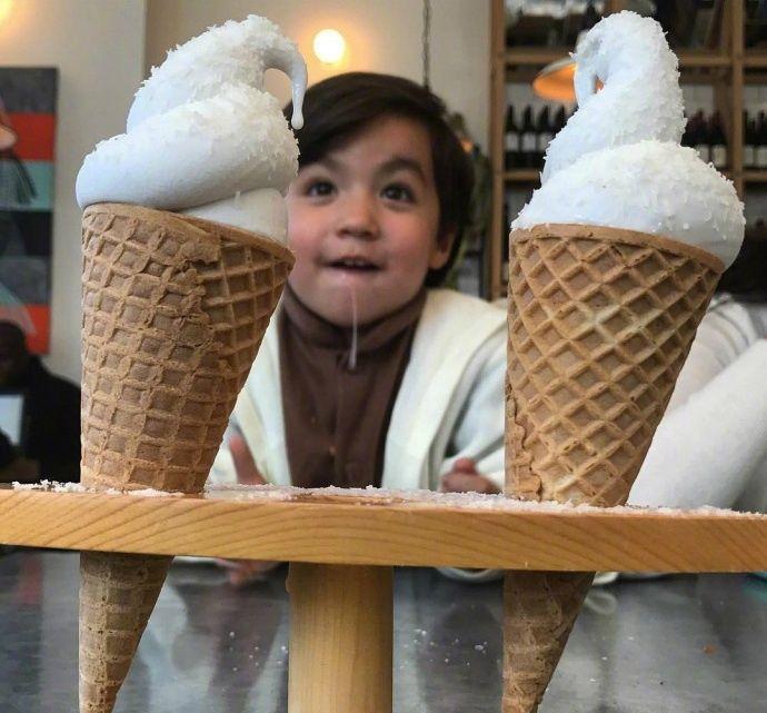 喂小吃货 你的哈喇子离我的美食远一点