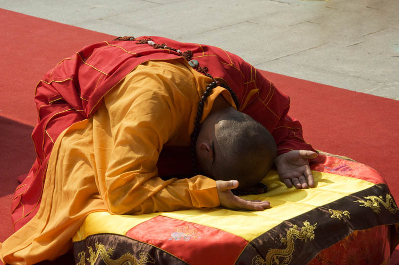 欢快!拜佛的正确姿势"服务全球"-第1张图片-天福博客