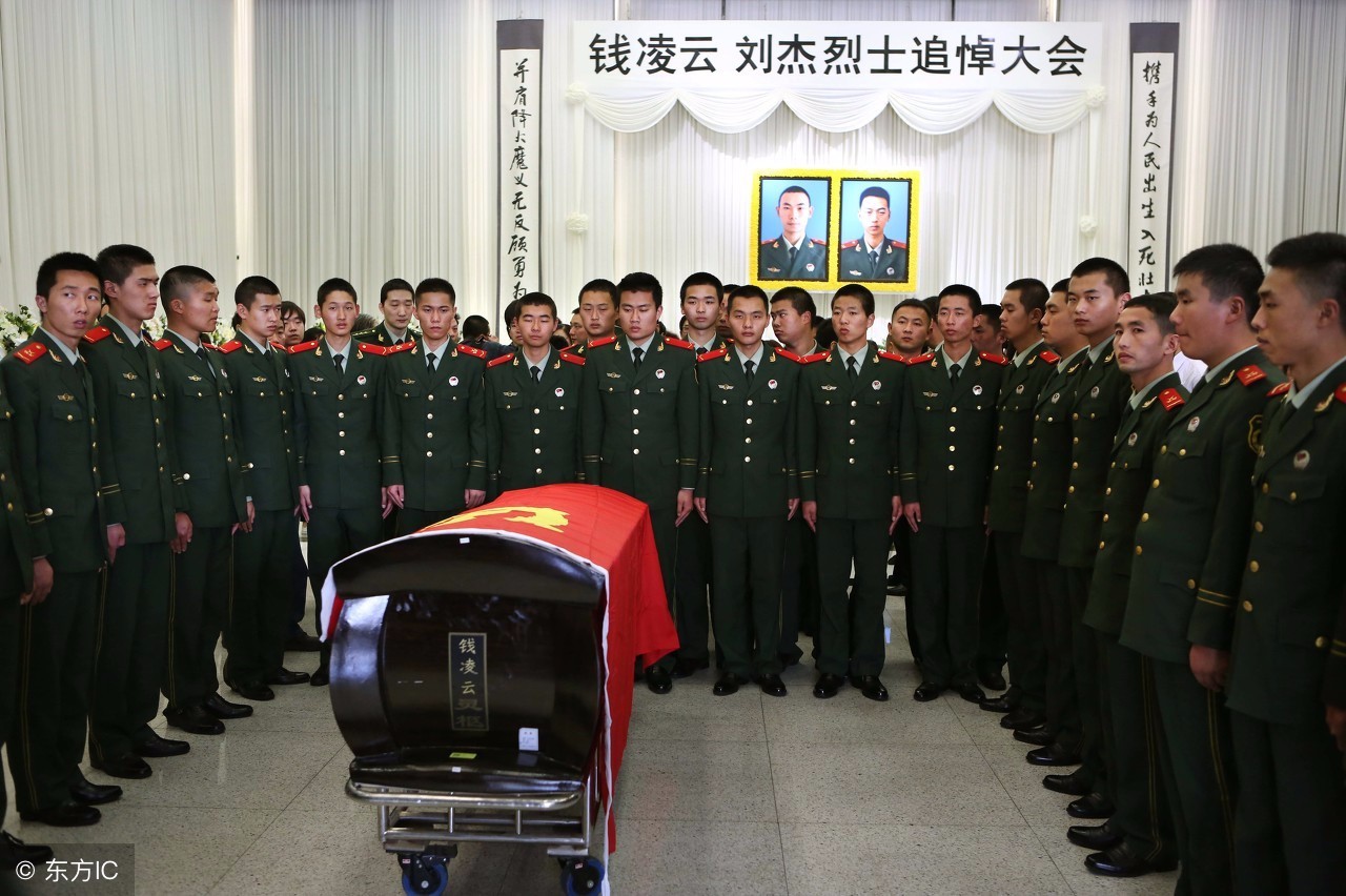 1"居民楼火灾中壮烈牺牲的两名消防员钱凌云,刘杰.