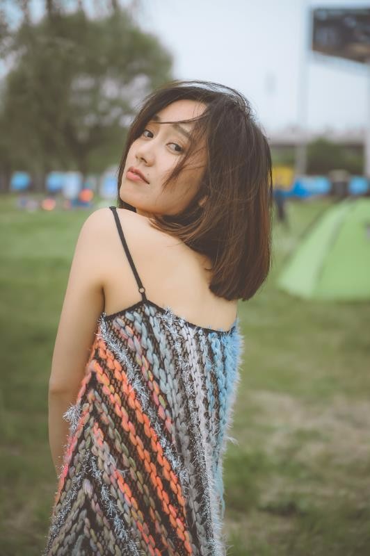 董晴最新街拍曝光 化身春日风景线