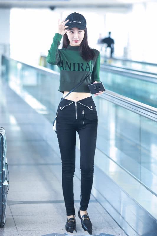 李菲儿穿牛仔短裤秀美腿,减龄又少女,看起来不到20岁吧