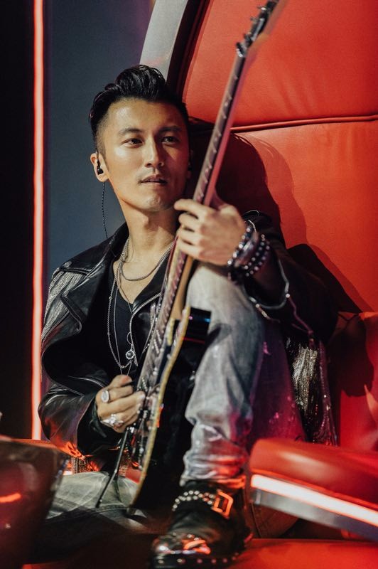 上周五播出的《中国好声音》中,谢霆锋在导师开场秀中大秀吉他和架子