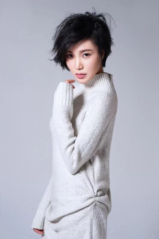 开心麻花首位女导演乌日娜携网剧《生活对我下手了》登陆爱奇艺