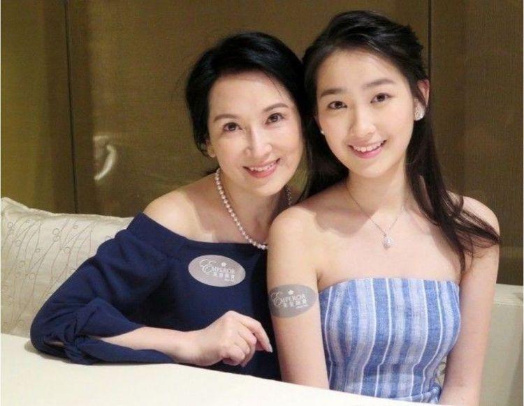 刚出道就和周润发搭戏,嫁小六岁男友,女儿被评香港最美星二代