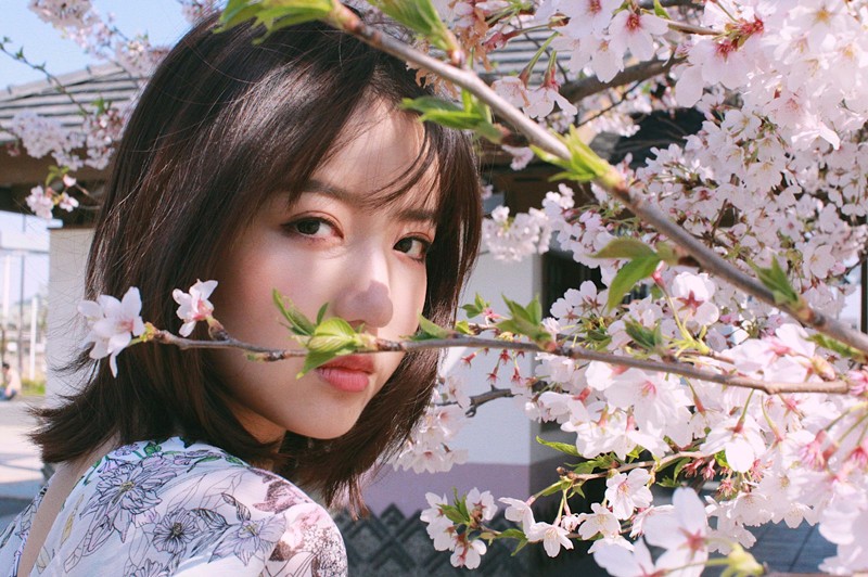 王思潺樱花写真曝光,网友惊呼:名副其实的果汁相少女!