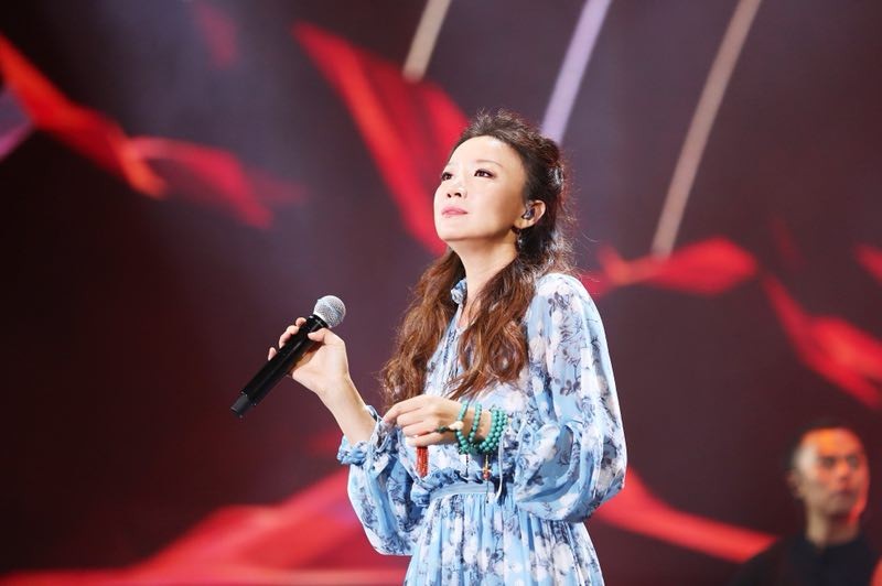 叶蓓荣获年度最佳创作女歌手献上live现场演出