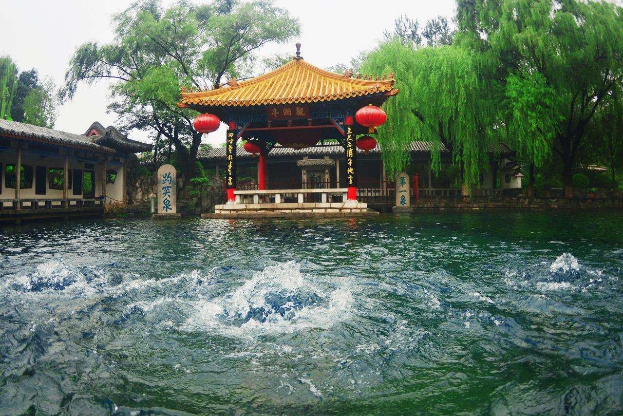 泉城济南是一个很值得旅游的地方,主要以下景点可以值得一去|旧城区|济南|大明湖|趵突泉|千佛山_新浪新闻