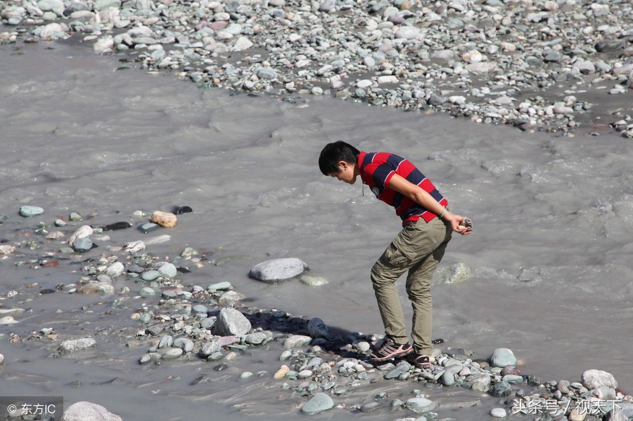 他们在这条河里捡玉石,一克好玉卖一万元,捡石暴富的故事年年有