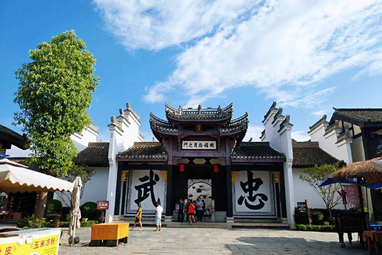 离开城市的喧闹,七夕一起乐游诸葛古镇