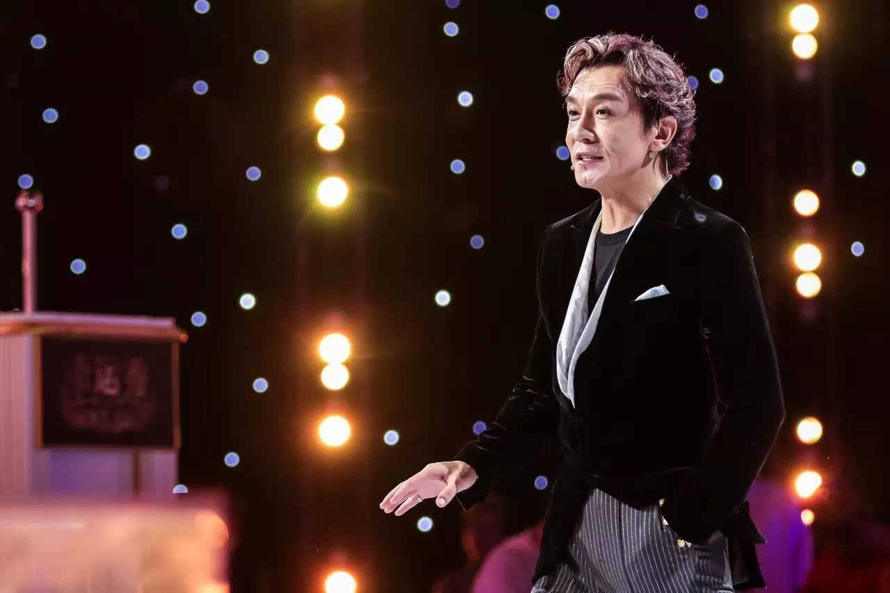 再后来,在喜剧的舞台上又看到了他,还是熟悉的身影,熟悉的味道,这次他