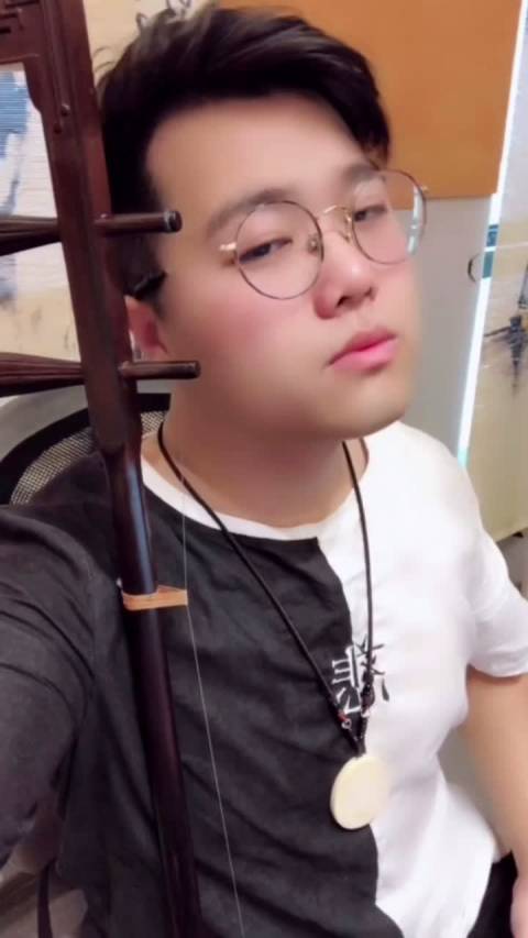 拍抖音时你眼中的寄几和别人眼中的你BGM:小