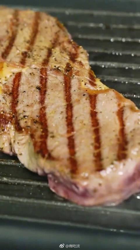 小伙不满米其林大厨花式摆盘,用铁板烧震惊大