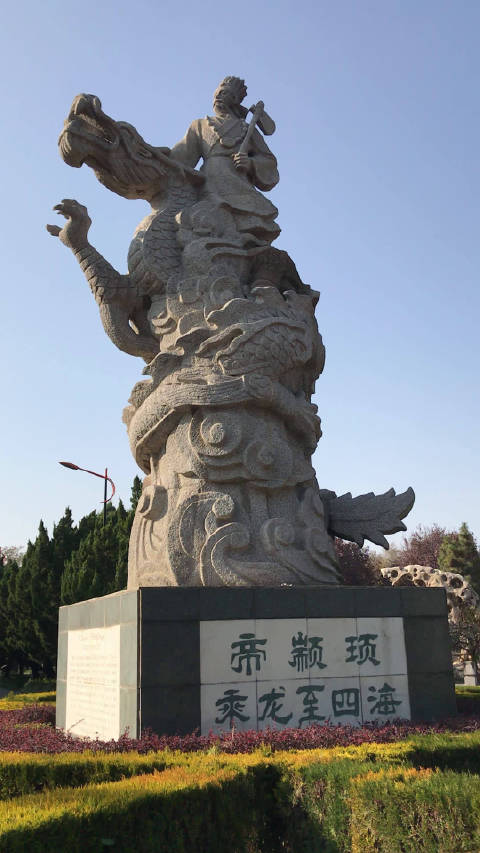 华夏先祖颛顼乘龙至四海,这是我见过的最漂亮的两尊雕像之一
