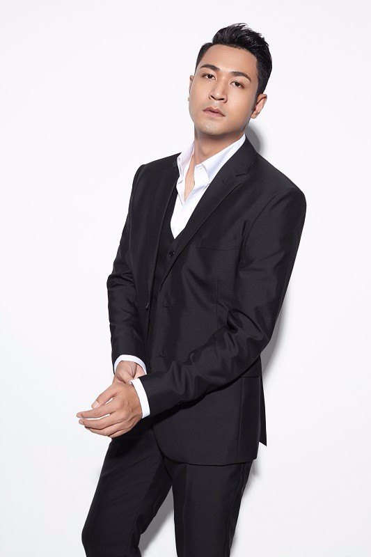 演员高健西装写真来袭男人味爆棚秒杀全场