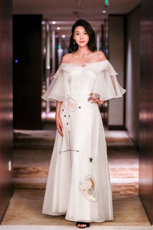 演员王嘉宁携新作《十八岁给我一个姑娘》亮相优酷yc盛典