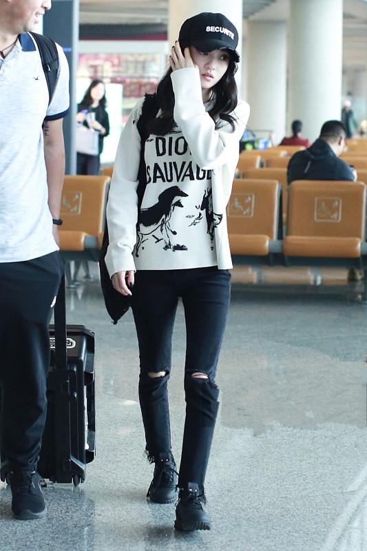 36岁张韶涵现身机场,一身搭配青春无敌,网友:说她18岁我也信!