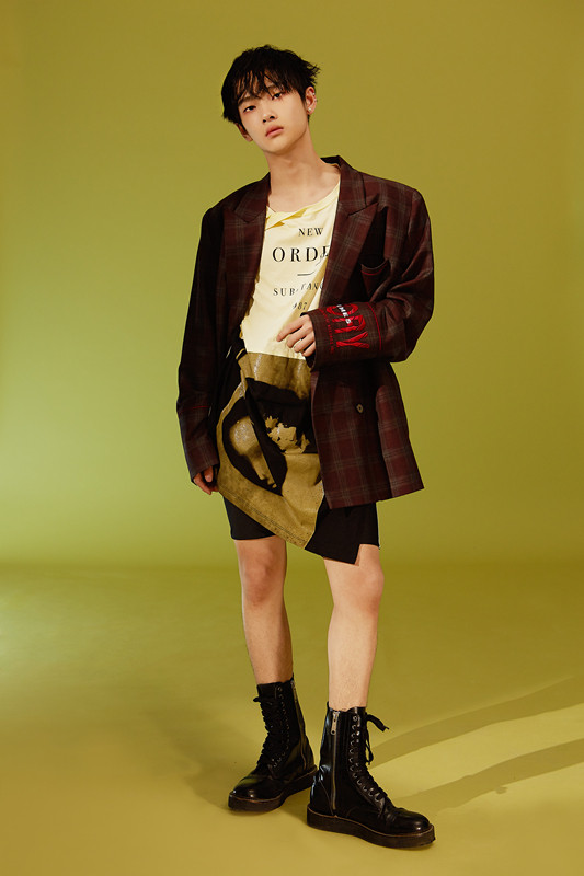 周震南时尚写真大片曝光 潮音少年萌酷反差