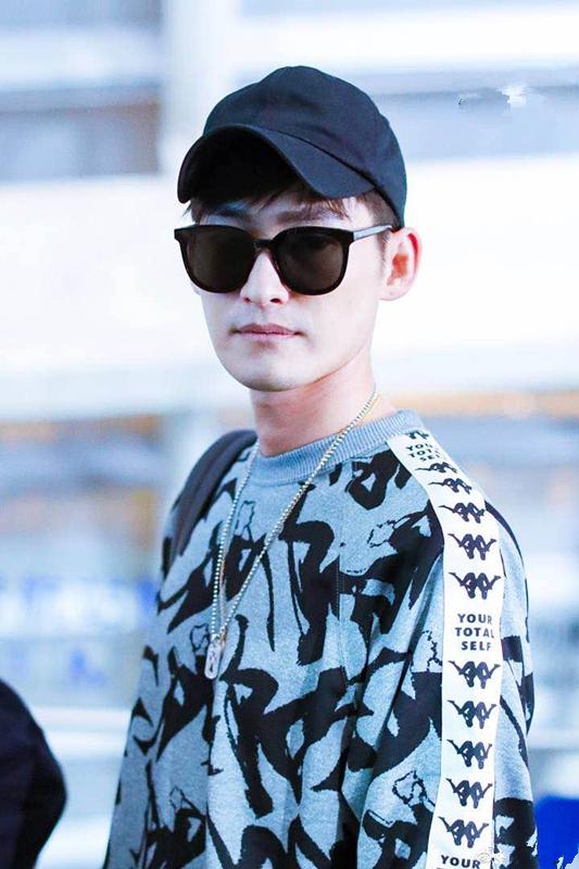 张翰穿卫衣现身机场,无名指上戴戒指,网友:越来越有潮男范!