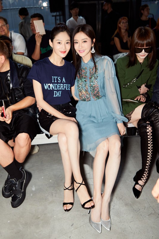 王媛可秦岚秀场咬耳朵悄悄话不停