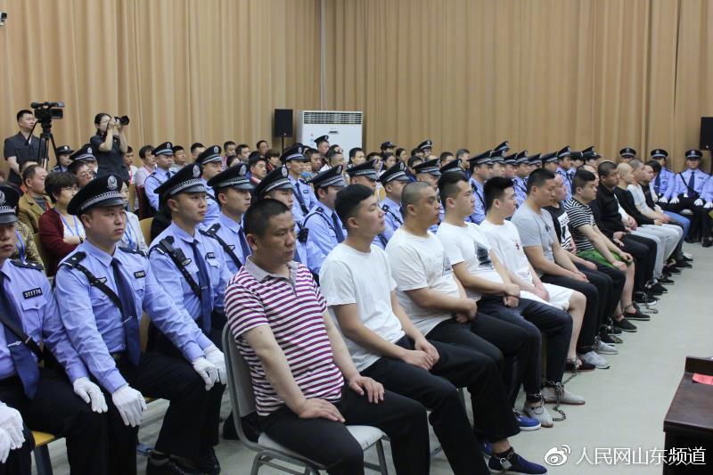 11日上午,山东省聊城市东昌府区人民法院对吴学占等15人黑社会性质