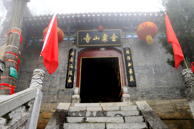 金粟山寺庙殿宇依山而建,气势宏伟,院内有老君殿,药王庙,老母殿,地母