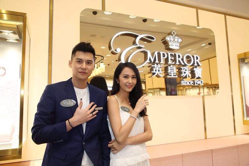 陈家乐,汤怡体验"明星店长" 亲身示范夏日搭配心得