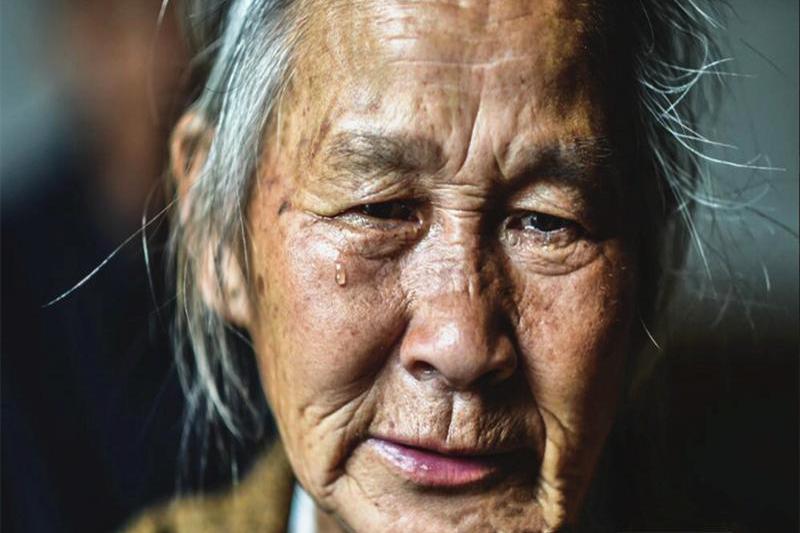 母亲在火化炉里哭喊,儿子脸色惨白,火葬场:别怕,等下就成灰了|火化炉|母亲|火葬场_新浪新闻