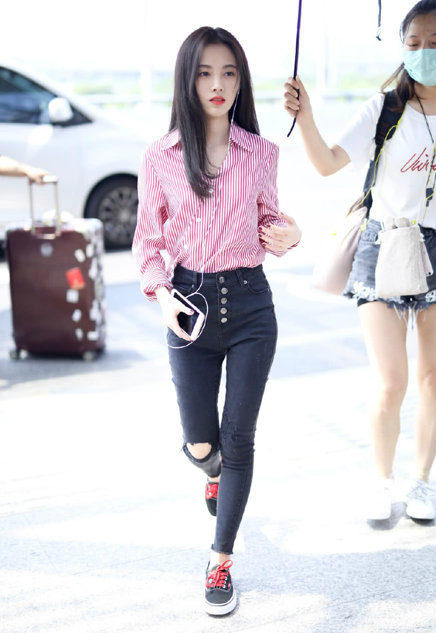 鞠婧祎穿条纹衬衫搭配黑色破洞牛仔裤现身机场 笑容甜美长发飘飘
