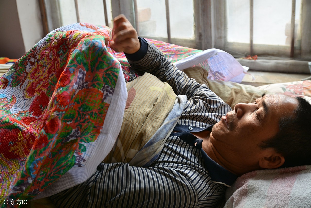 瘫痪男子3年绣21幅十字绣,一幅也没卖出,希望其中一幅能有买主_新浪