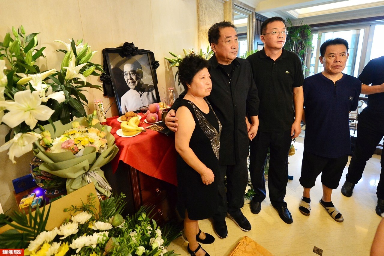 单田芳告别仪式,刘兰芳亲临悲恸忆往事,称两人已20年没见面