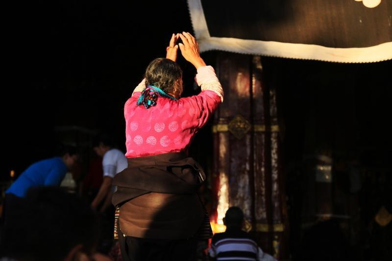 藏族人为什么以等身长头的方式去朝圣,游客纷纷效仿